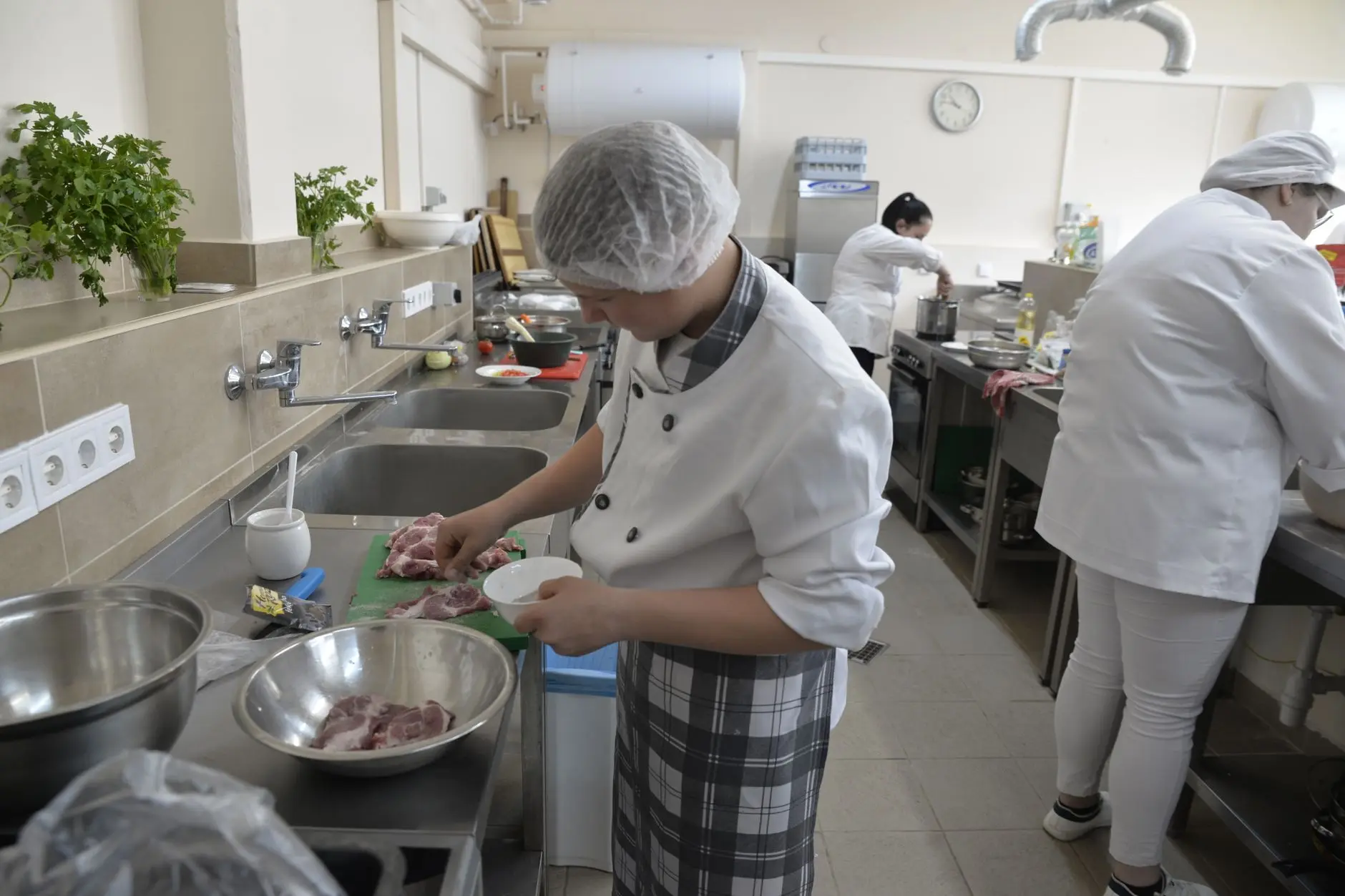 从厨师外派到管理输出：餐饮人才服务模式转型观察正文配图 1